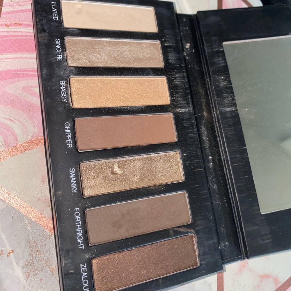 Younique Eyeshadow Palette